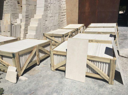 قیمت سنگ لایم استون صادراتی با پالت آماده[پارسیان]
