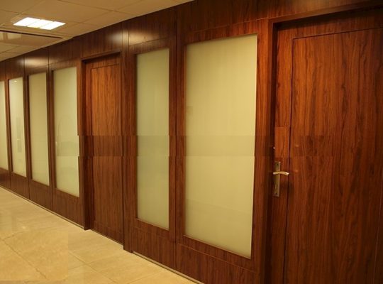 قیمت پارتیشن اداری شیشه سند بلاست مات[راش دکور]