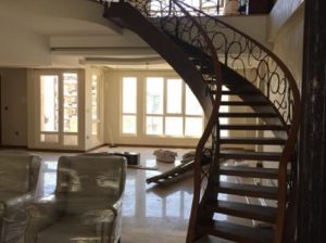 قیمت پله گرد با نرده فرفوژه و چوب